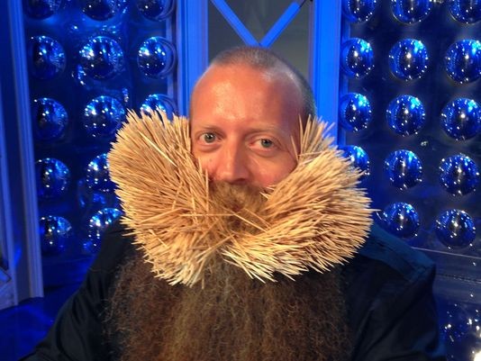 ông Voorhees Jeff Langum được trao kỷ lục Guiness cho người dùng râu giữ được nhiều que tăm nhất thế giới với hơn 3.000 que.
