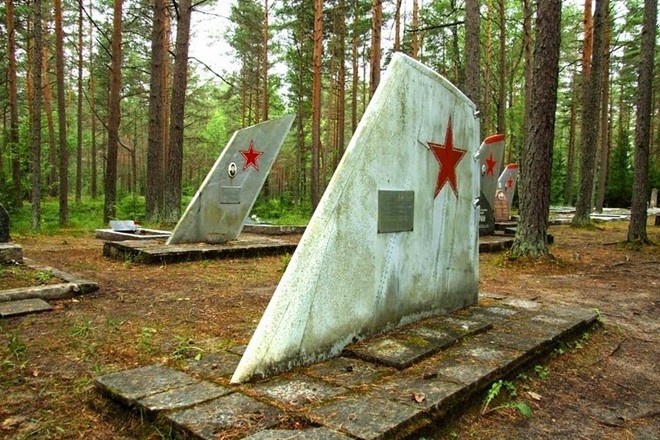 Những ngôi mộ phi công được trang trí bằng đuôi máy bay