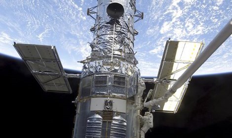 Trang bị viễn vọng của NASA, bên phải, phát hiện nguồn phóng xạ cao – dấu hiệu khả năng có sự sống.