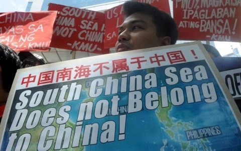 Người Philippines biểu tình phản đối những tuyên bố sai trái của Trung Quốc ở Biển Đông (Ảnh AFP)