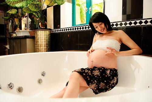 Không phải tất cả mẹ bầu đều gặp nhưng hiện tượng đau nhức núi đôi khá phổ biến trong thai kỳ.

