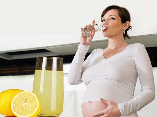 Hầu hết phụ nữ mang thai đều bị thiếu hụt vitamin C. Chanh là thực phẩm lý tưởng để bổ sung dưỡng chất này. (ảnh minh họa)
