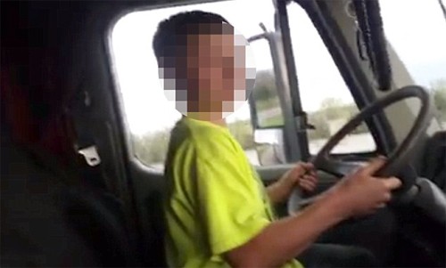 Cậu nhóc 12 tuổi điều khiển chiếc xe 18 bánh trên cao tốc. Ảnh: Facebook.
