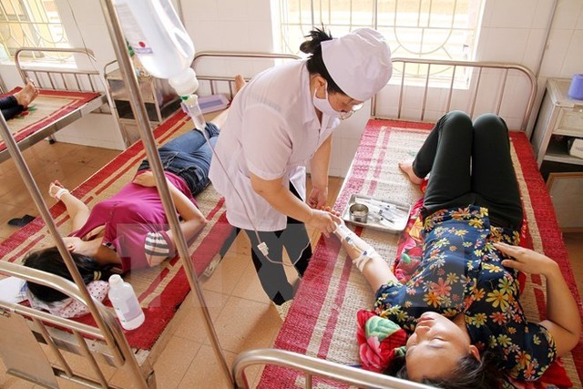 Điều trị cho bệnh nhân bị ngộ độc do ăn cóc nướng tại Bệnh viện đa khoa huyện Trạm Tấu, Yên Bái. Ảnh: TTXVN
