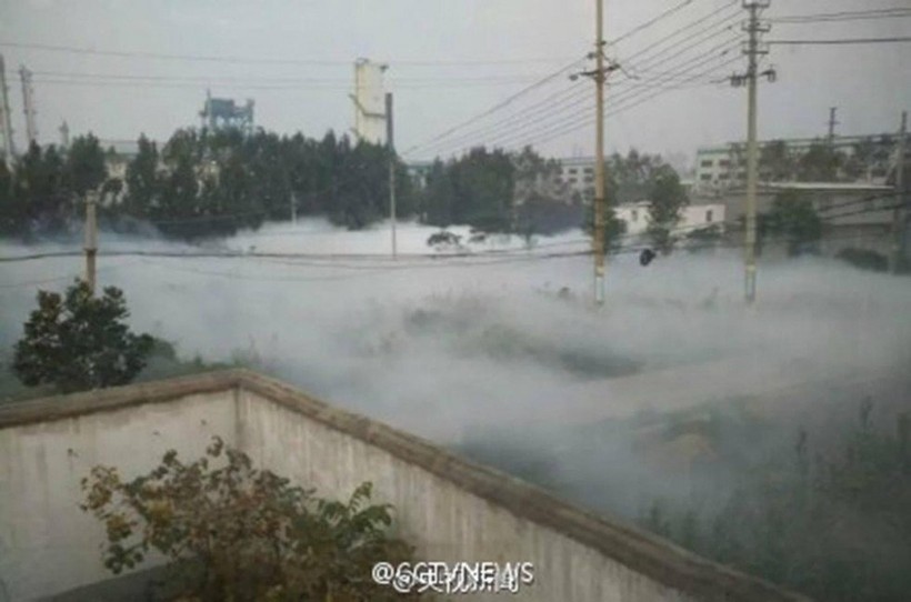Màn sương trắng xuất hiện sau vụ rò rỉ khí amoniac ở thành phố Bình Đỉnh Sơn.