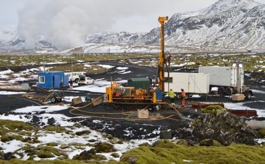 Hoạt động bơm khí CO2 xuống lòng đất được thực hiện tại nhà máy địa nhiệt Hellsheidi của Iceland. nguồn: BBC.

