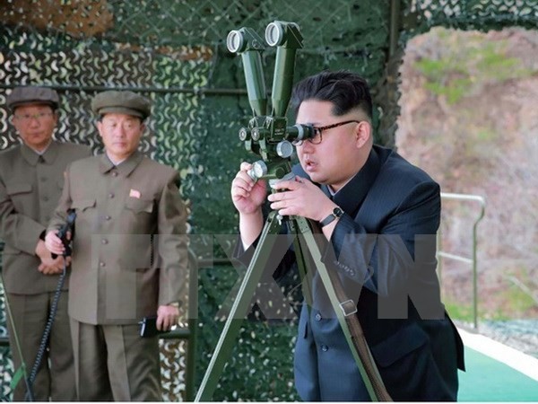 Nhà lãnh đạo Kim Jong-Un thị sát vụ bắn thử tên lửa đạn đạo từ tàu ngầm tại một địa điểm ở Triều Tiên ngày 23/4. (Nguồn: Reuter/TTXVN)
