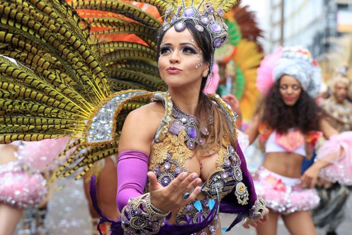 Mỹ nữ Anh tưng bừng xuống phố chào mừng lễ hội Notting Hill