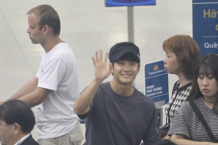 Kang Tae Oh thay đồ ngay trên xe khi ra sân bay, vẫy tay chào fan Việt trở về Hàn ngay trong đêm