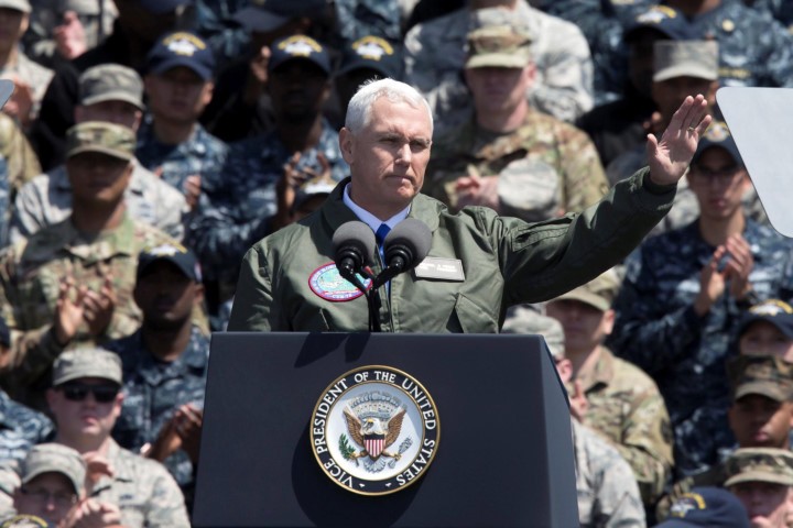 Phó tổng thống Pence phát biểu tại căn cứ hải quân của Mỹ đóng tại Nhật Bản hôm 19/4. Ảnh: Reuters.