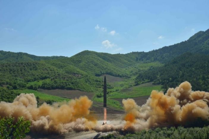Tên lửa xuyên lục địa Hwasong-14 rời khỏi bệ phóng hôm qua