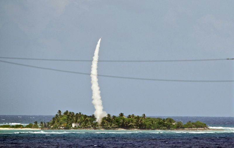 Một tên lửa đánh chặn Patriot được bắn lên ở Thái Bình Dương