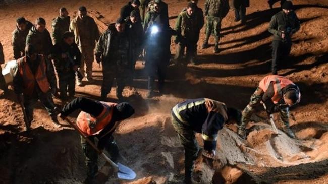 Binh lính quân đội Syria khai quật một địa điểm được xem là ngôi mộ tập thể