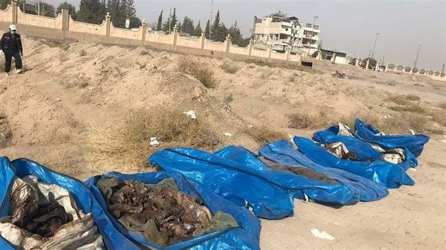 Hình ảnh một ngôi mộ tập thể được khai quật tại Raqqah ngày 8/10/2018