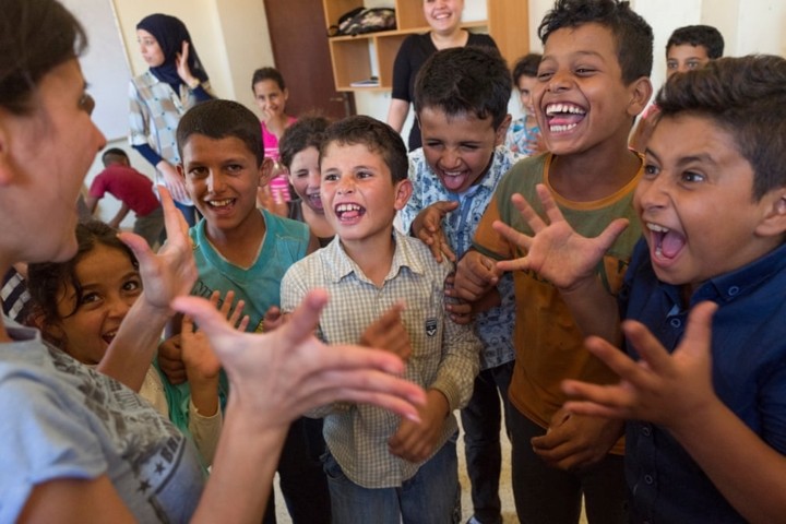 Trẻ em tị nạn Syria vỡ òa hạnh phúc khi được đến trường