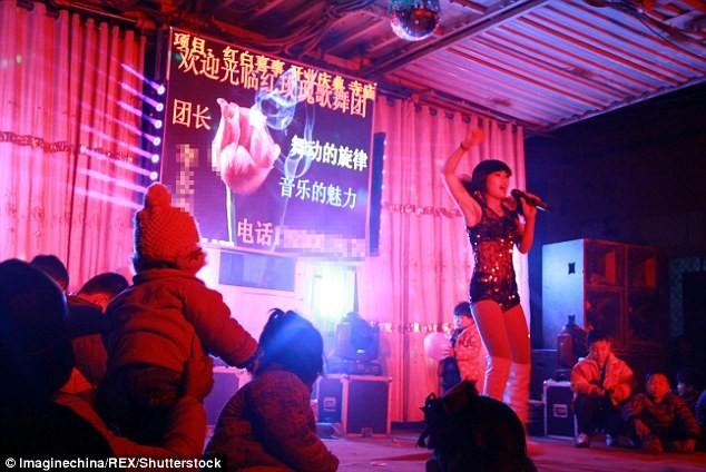Một màn biểu diễn trong tang lễ tại tỉnh Hồ Bắc, Trung Quốc