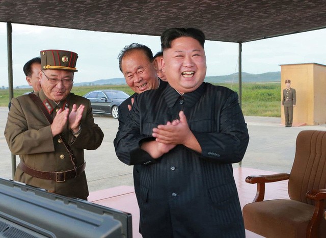Nhà lãnh đạo Triều Tiên Kim Jong-un thị sát một vụ phóng tên lửa (Ảnh: AP)