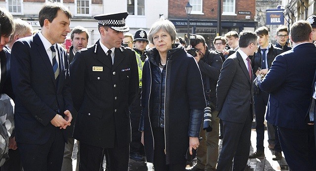 Thủ tướng Anh Theresa May và các cảnh sát tại khu vực cựu điệp viên Skripal bị phát hiện ốm nặng