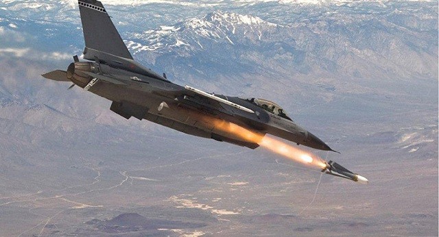 Xem chiến đấu cơ F-16 diễn tập bay sát mặt đất