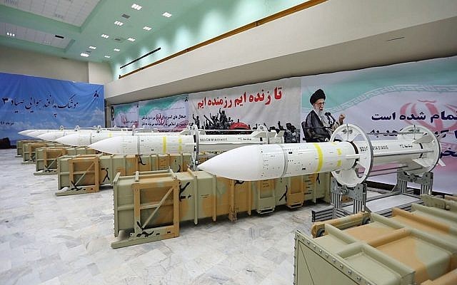 Tên lửa phòng thủ Sayyad-3 của Iran trong một buổi ra mắt