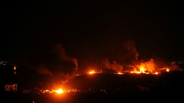 Khói lửa bốc lên ở Baghouz - căn cứ cuối cùng của IS tại Syria