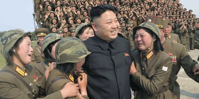 Chủ tịch Kim Jong-un trong một cuộc gặp gỡ với quân nhân