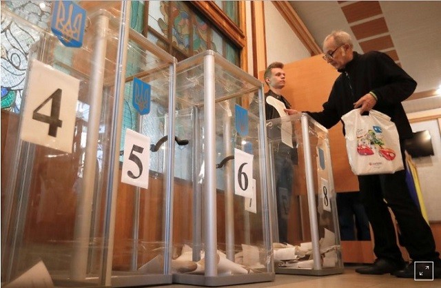 Người dân Ukraine đi bỏ phiếu