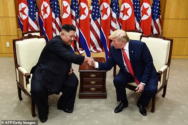 Sau khi gặp nhau tại khu vực phi quân sự chia cắt 2 miền Triều Tiên, Chủ tịch Kim và TT Trump đã có cuộc nói chuyện kéo dài 50 phút tại Nhà Hòa bình.