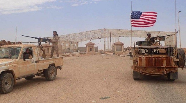 Xe của quân đội Mỹ (phải) và xe phiến quân trong một lần xuất hiện đồng thời ở Syria.