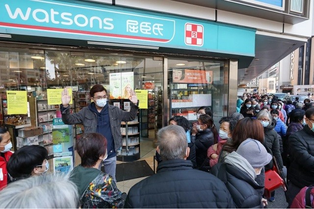 Hong Kong: Bất chấp trời lạnh, hàng ngàn người xếp hàng chờ mua khẩu trang