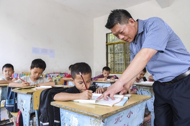 GV vùng nông thôn ở Trung Quốc trong giờ dạy.