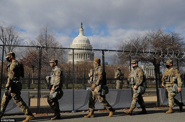 Các thành viên của Lực lượng Vệ binh Quốc gia tuần tra gần tòa nhà Capitol.
