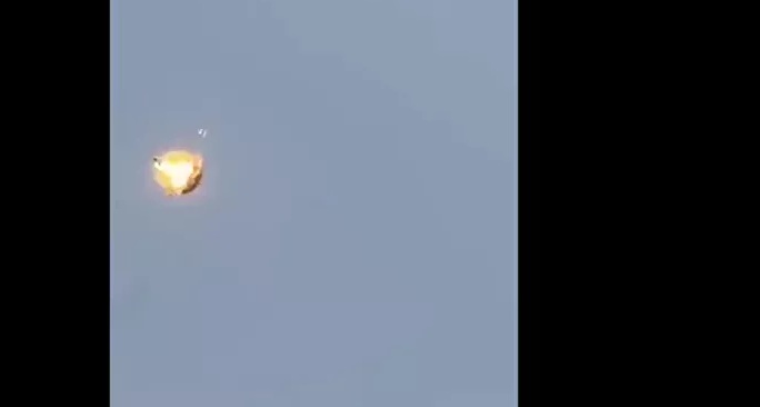 Tên lửa khiến máy bay không người lái văng xuống đất.