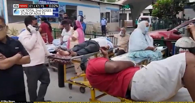 Bệnh nhân Covid-19 Ấn Độ nằm chờ ngoài bệnh viện.