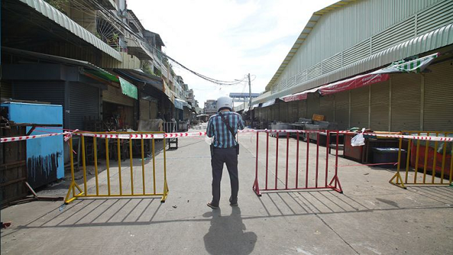 Một khu chợ ở Campuchia đóng cửa chống dịch.