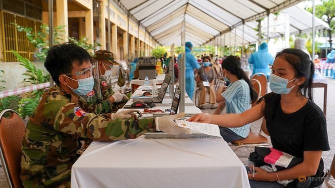Quân đội Campuchia kiểm tra giấy tờ của người được tiêm chủng bên trong vùng đỏ với các biện pháp phong tỏa chặt chẽ, trong bối cảnh đợt bùng phát dịch bệnh coronavirus mới nhất. 