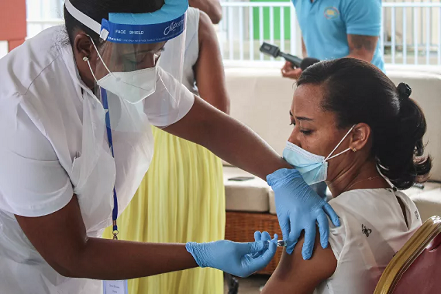 Tiêm vắc xin Covid-19 tại Seychelles. 