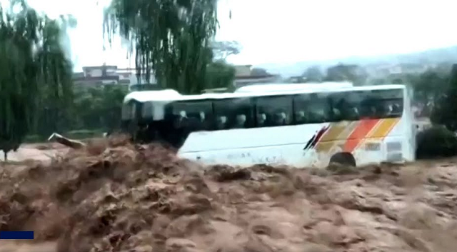Xe buýt gặp lũ ở Trung Quốc