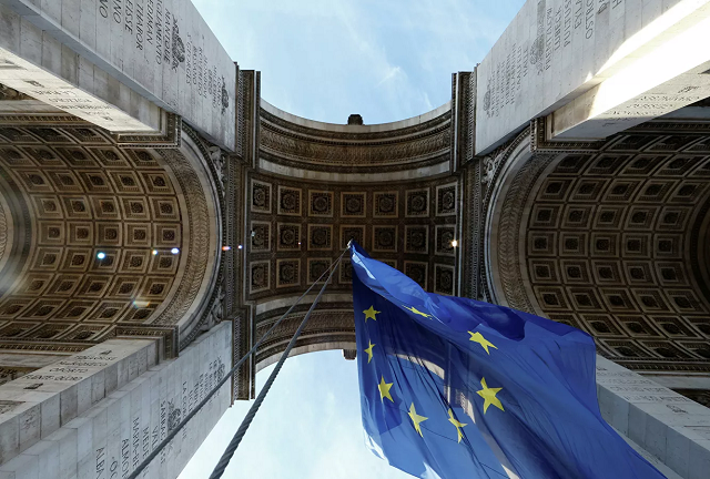 Việc nhà chức trách Pháp treo cờ Liên minh châu Âu ở Khải Hoàn Môn bị phản đối dữ dội.