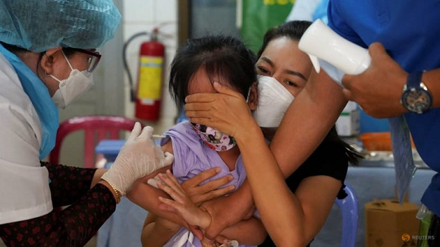 Trẻ em Campuchia tiêm vắc xin