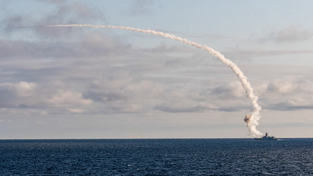 Tên lửa hành trình Kalibr được phóng lên từ tàu chiến Nga trong một cuộc tập trận. 