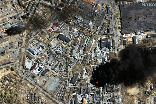 Hình ảnh vệ tinh cho thấy các bồn chứa dầu đang bốc cháy trong một khu công nghiệp ở Chernihiv vào hôm 21/3.