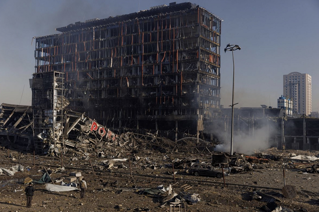 Hiện trường trung tâm mua sắm Kiev sau khi bị Nga tấn công.