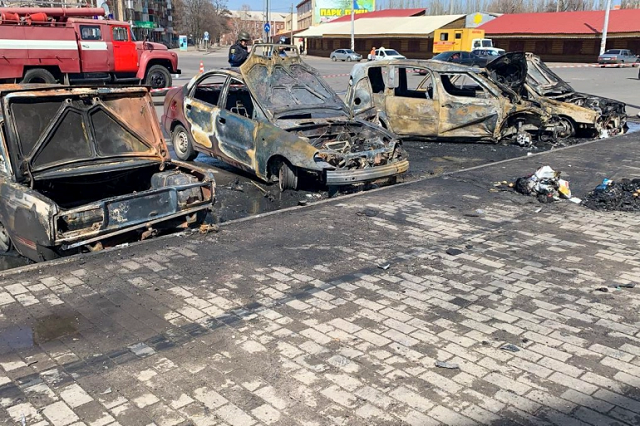 Xe cộ bị đốt cháy được nhìn thấy sau vụ tấn công ở Kramatorsk [Hervé Bar/AFP].