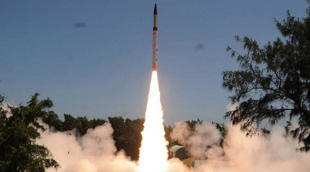 Tên lửa Agni-4 trong một vụ phóng thử ngoài khơi bờ biển Odisha, Ấn Độ.