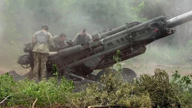 Pháo M777 do Mỹ sản xuất được binh sĩ Ukraine vận hành.