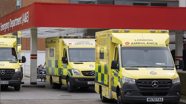  Xe cấp cứu bên ngoài bệnh viện ở London, Vương quốc Anh.