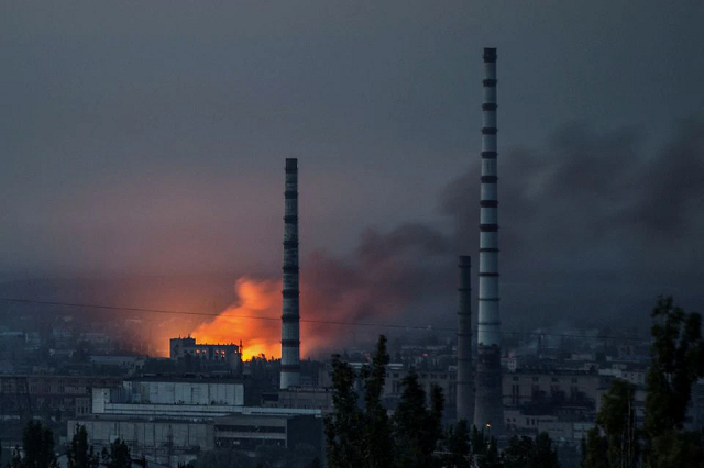 Khói và ngọn lửa bốc lên sau một cuộc tấn công quân sự vào một khu phức hợp của Nhà máy Hóa chất Azot của Sievierodonetsk, khi cuộc tấn công của Nga vào Ukraine tiếp diễn.