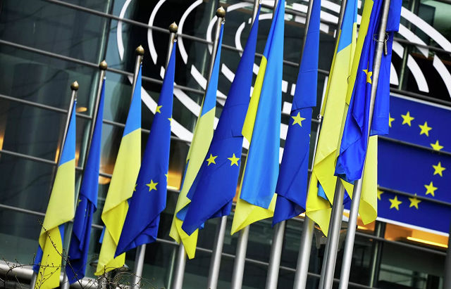 Cờ EU và cờ Ukraine.