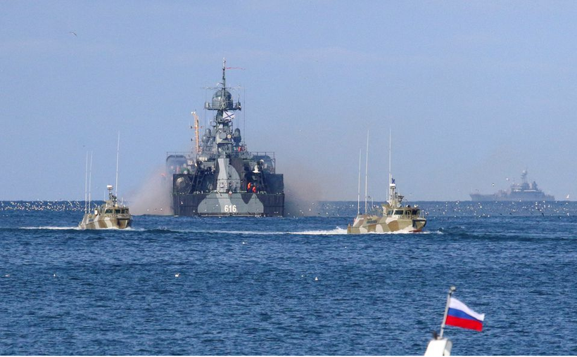 Tàu của Hải quân Nga gần cảng Sevastopol trên Biển Đen.